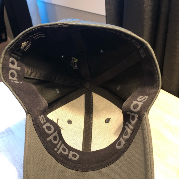 Adidas Hat/Moisture Wicking - Picture 6 of 8